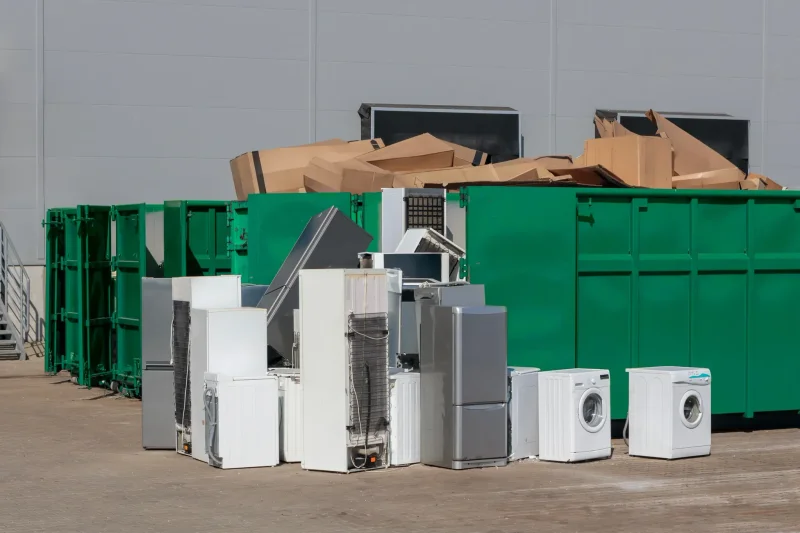 Elektroaltgeräte vor einer städtischen Sammelstelle