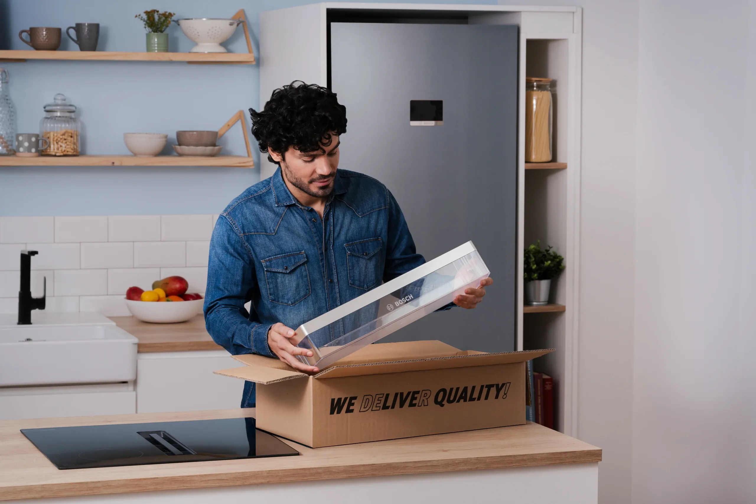Offener Kühlschrank mit Lebensmitteln