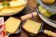 Raclettepfännchen mit geschmolzenem Käse