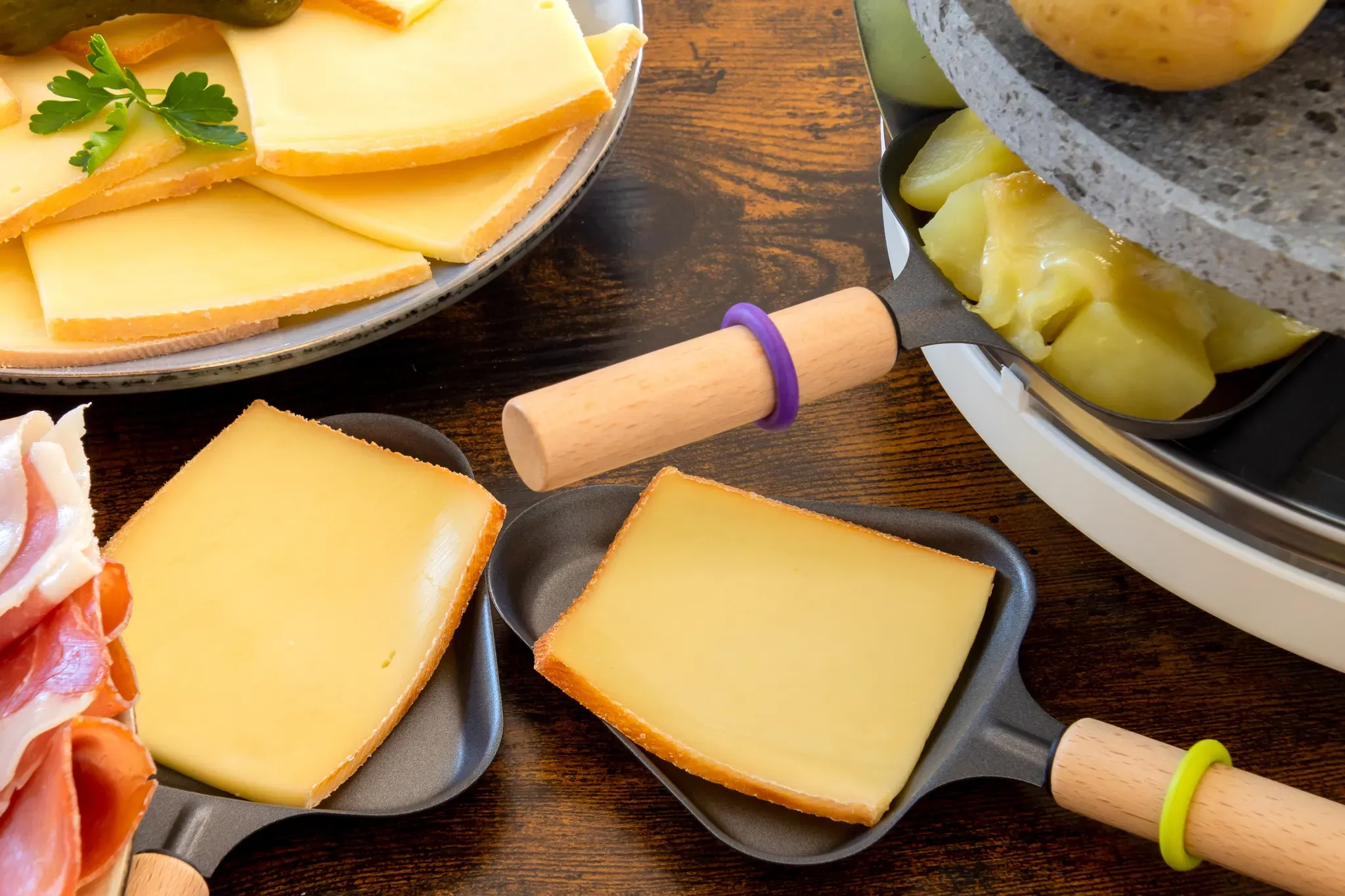 Raclettepfännchen mit geschmolzenem Käse