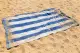 Sandiges Handtuch am Strand
