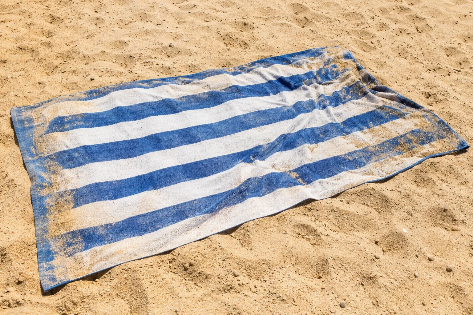 Sandiges Handtuch am Strand