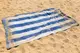Sandiges Handtuch am Strand