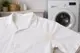Schweißflecken auf einem hellen T-Shirt