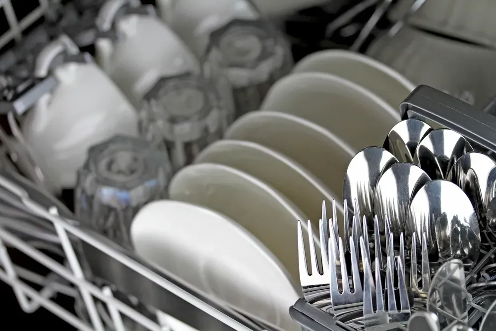 Geöffnete Spülmaschine mit richtig eingeräumtem Geschirr
