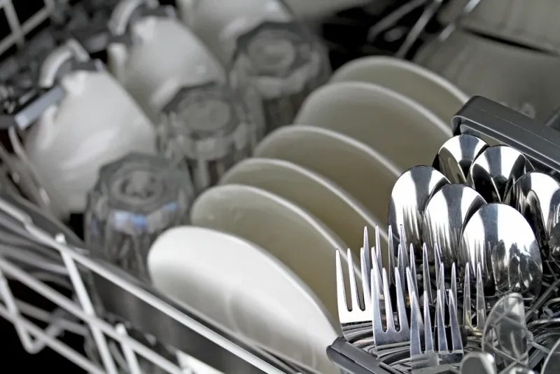Geöffnete Spülmaschine mit richtig eingeräumtem Geschirr