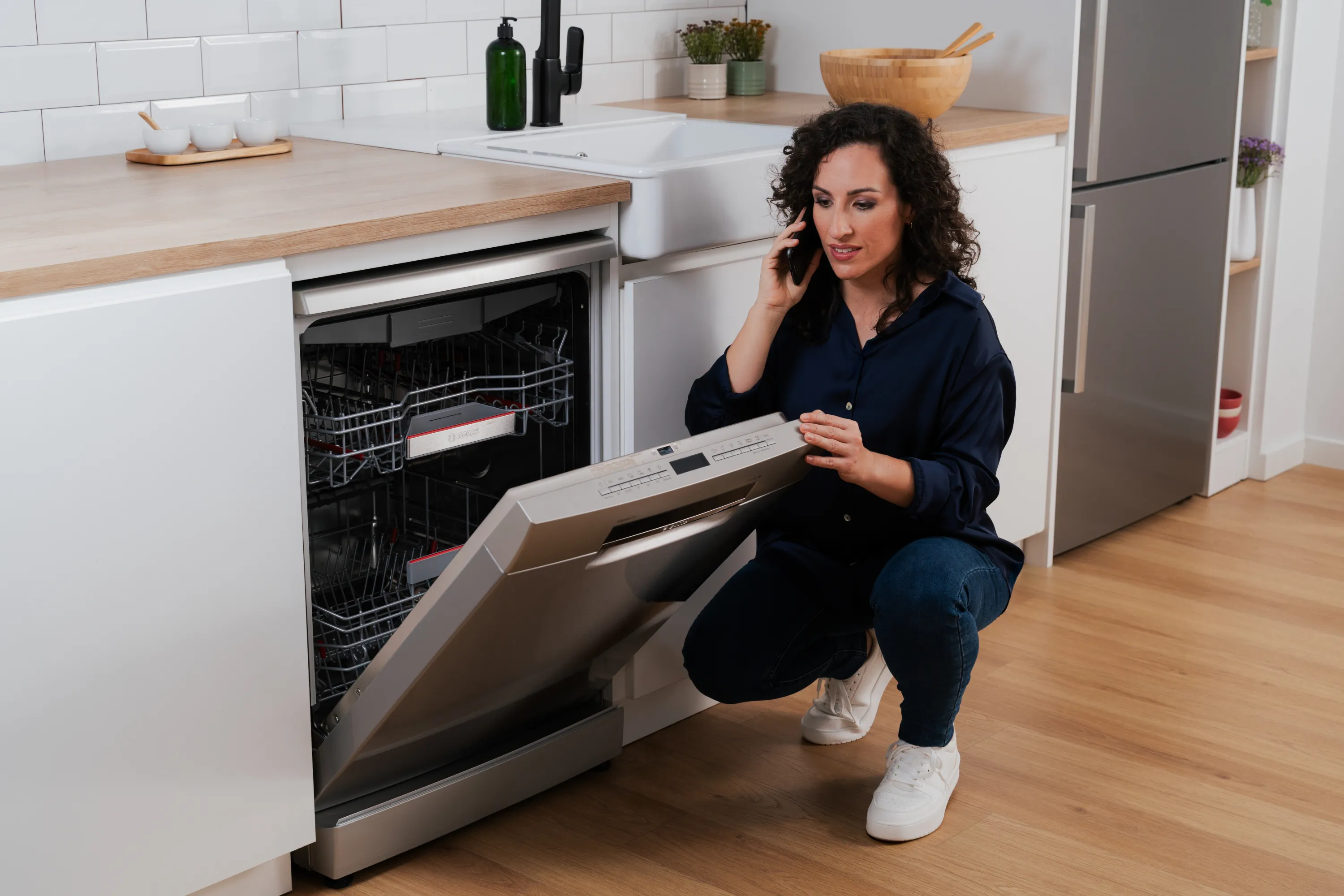 Defekte Spülmaschine mit offener Tür