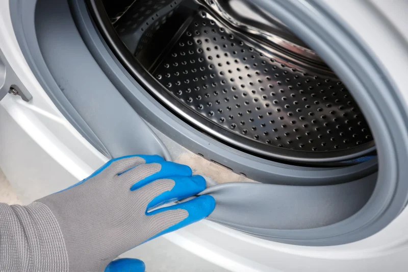 Geöffnete Waschmaschine mit verkalkter Türdichtung