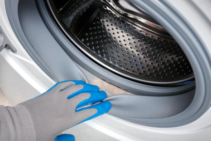 Geöffnete Waschmaschine mit verkalkter Türdichtung
