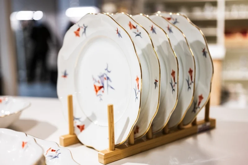 Festlich gedeckter Tisch mit besonderem Geschirr