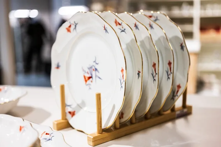 Festlich gedeckter Tisch mit besonderem Geschirr